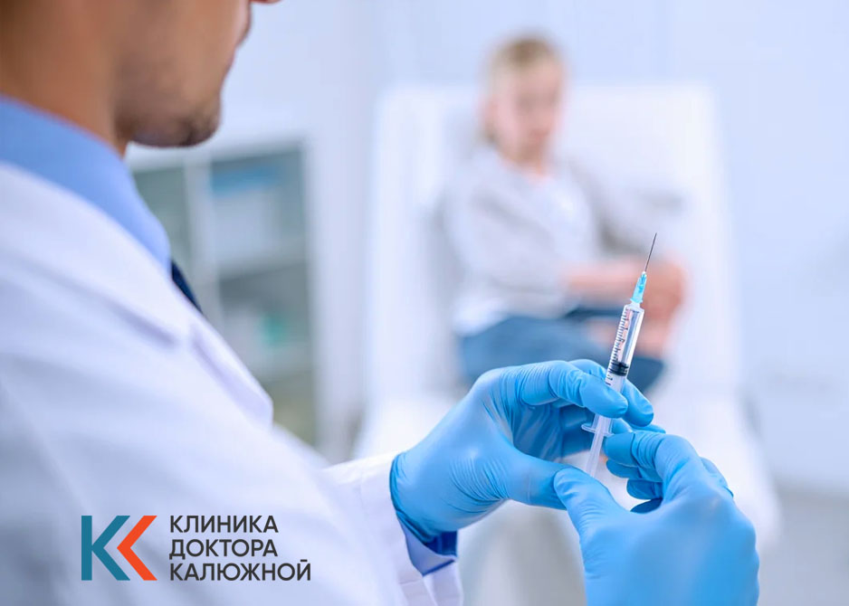 Врач держит шприц